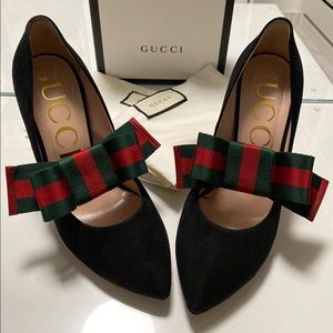 Gucci pump heels with bow.